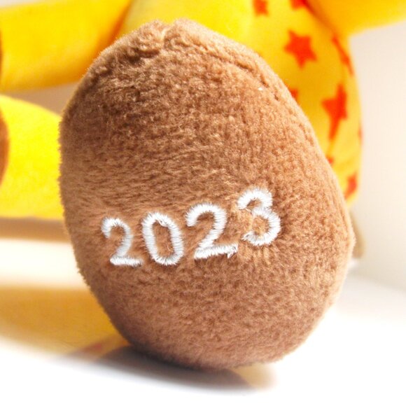 2023 BIRTHDAY Anniversary Party TOYS R US GEOFFREY Giraffe Hat Cupcake 15” Plush - Picture 3 of 5